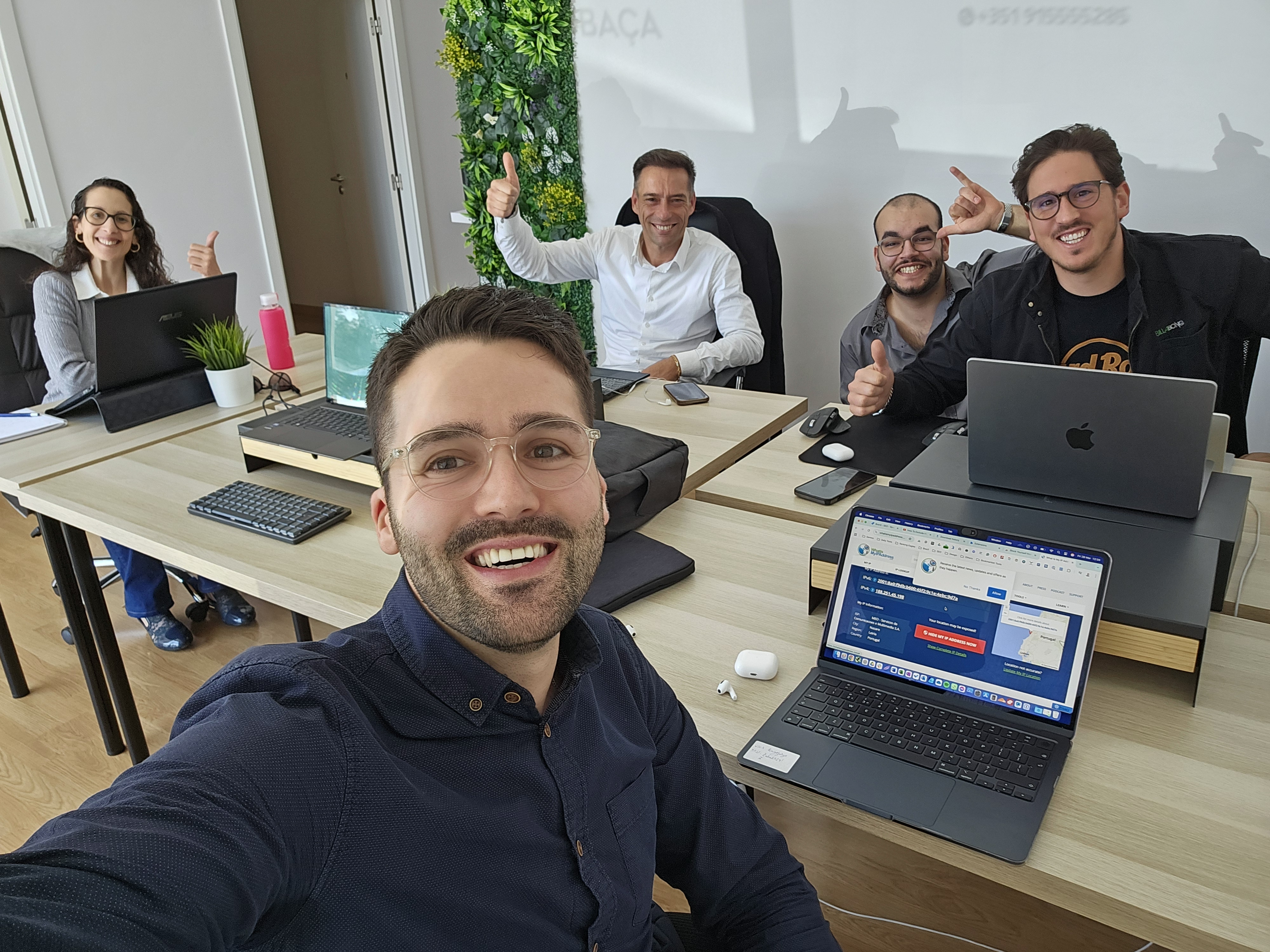 Sessão de trabalho em grupo — polegar para cima