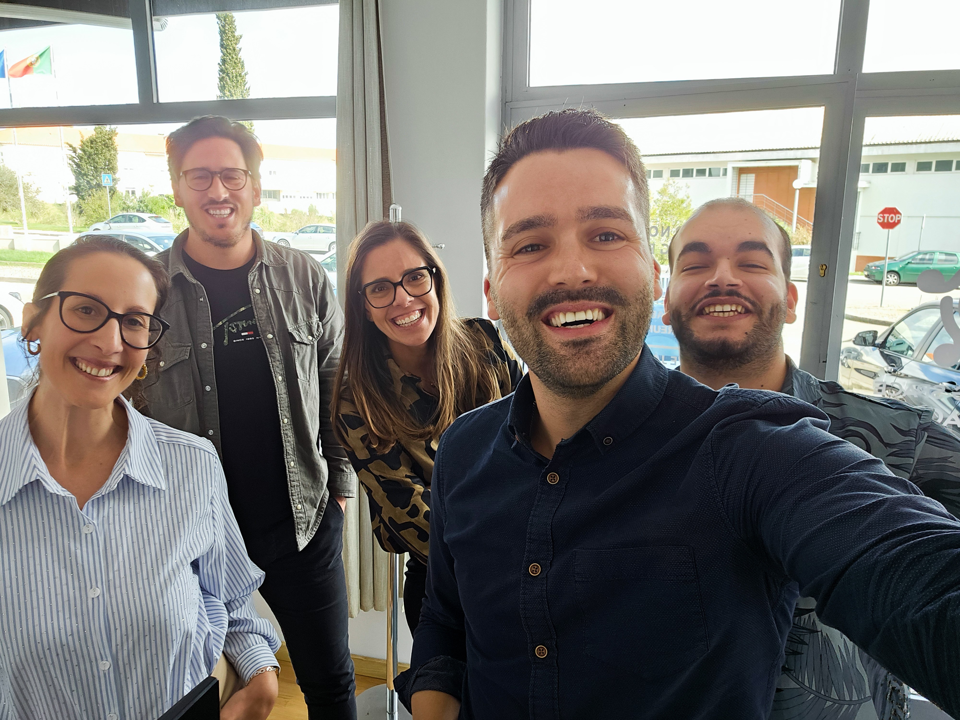 Grupo no coworking — sexta ao fim da tarde