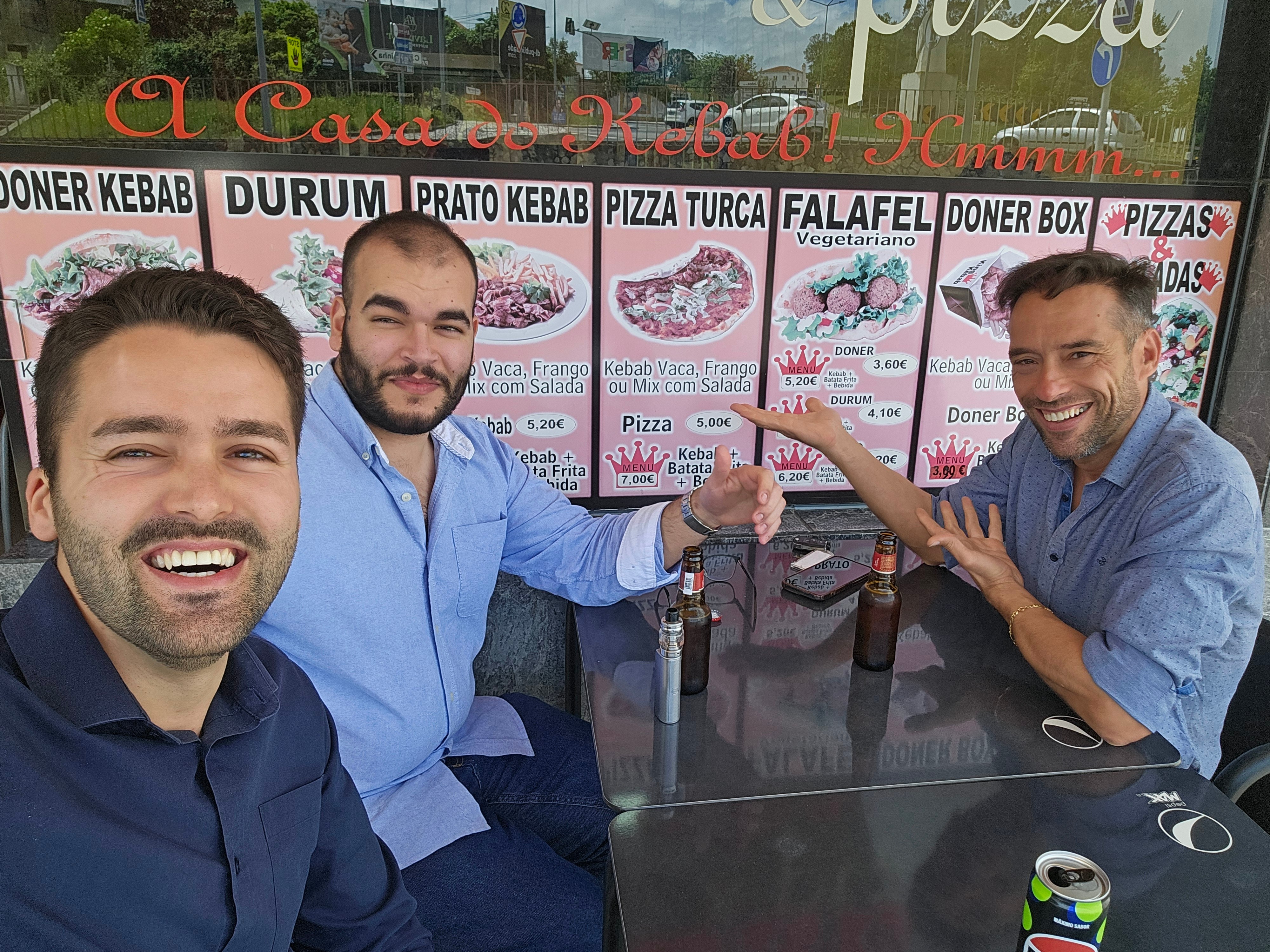 Almoço de kebab — três membros descontraídos