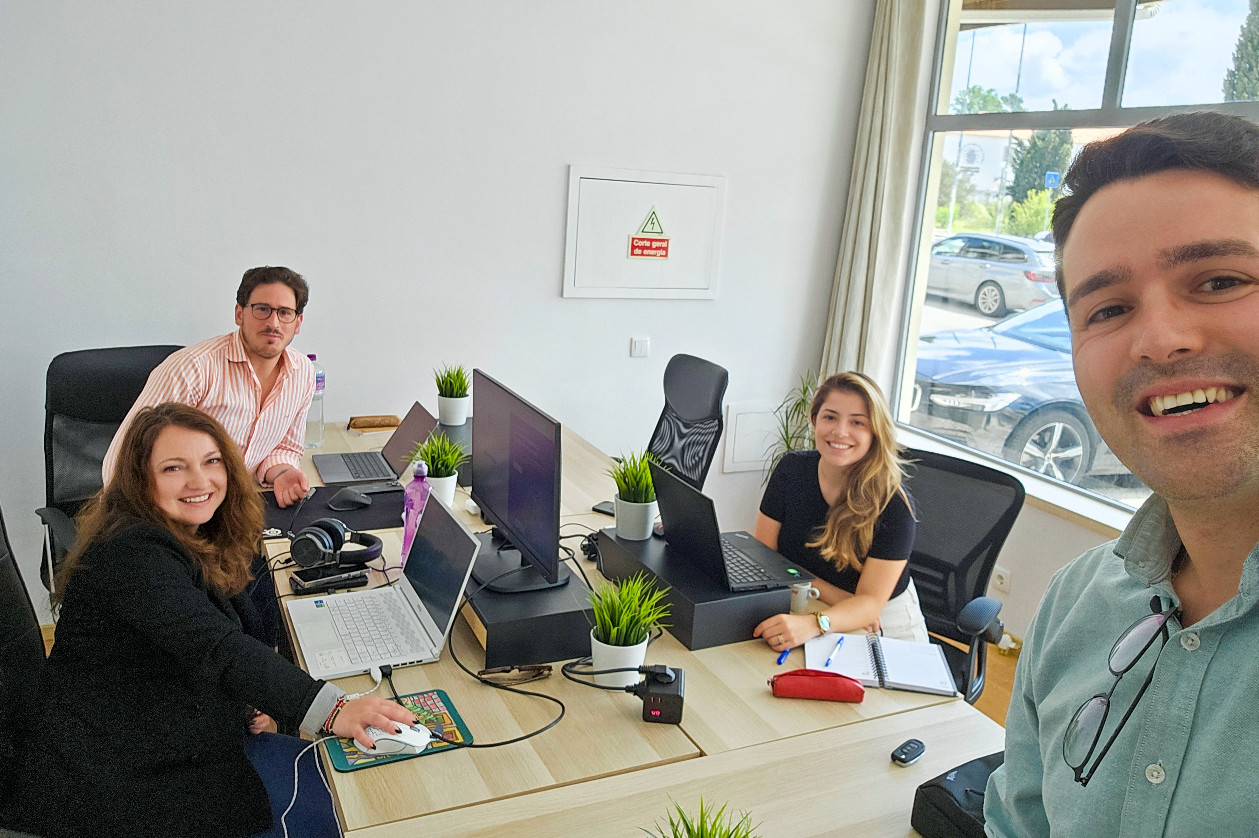 Dia de trabalho — quatro membros nos gabinetes