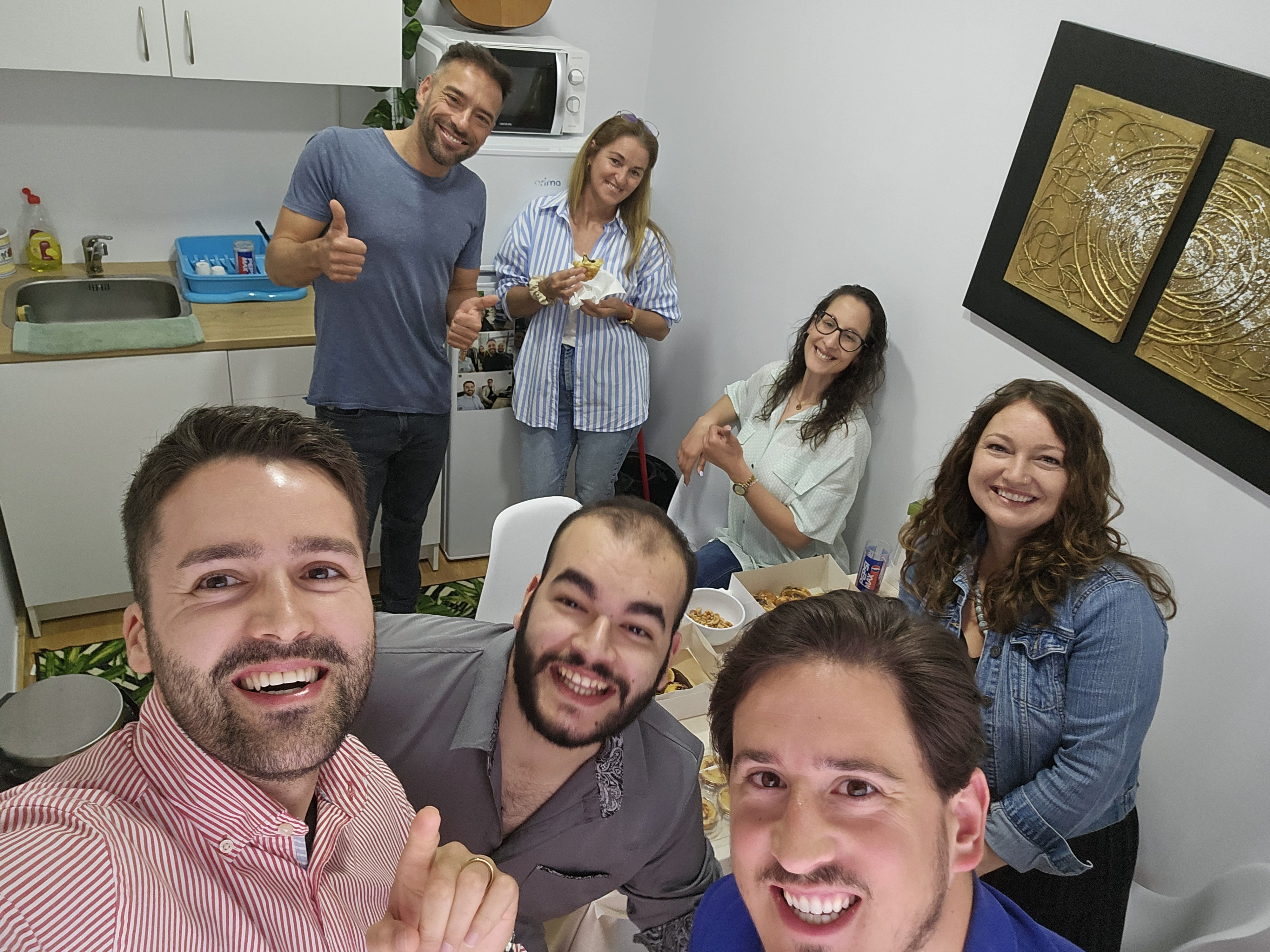 Pequeno-almoço — grupo animado na copa do coworking