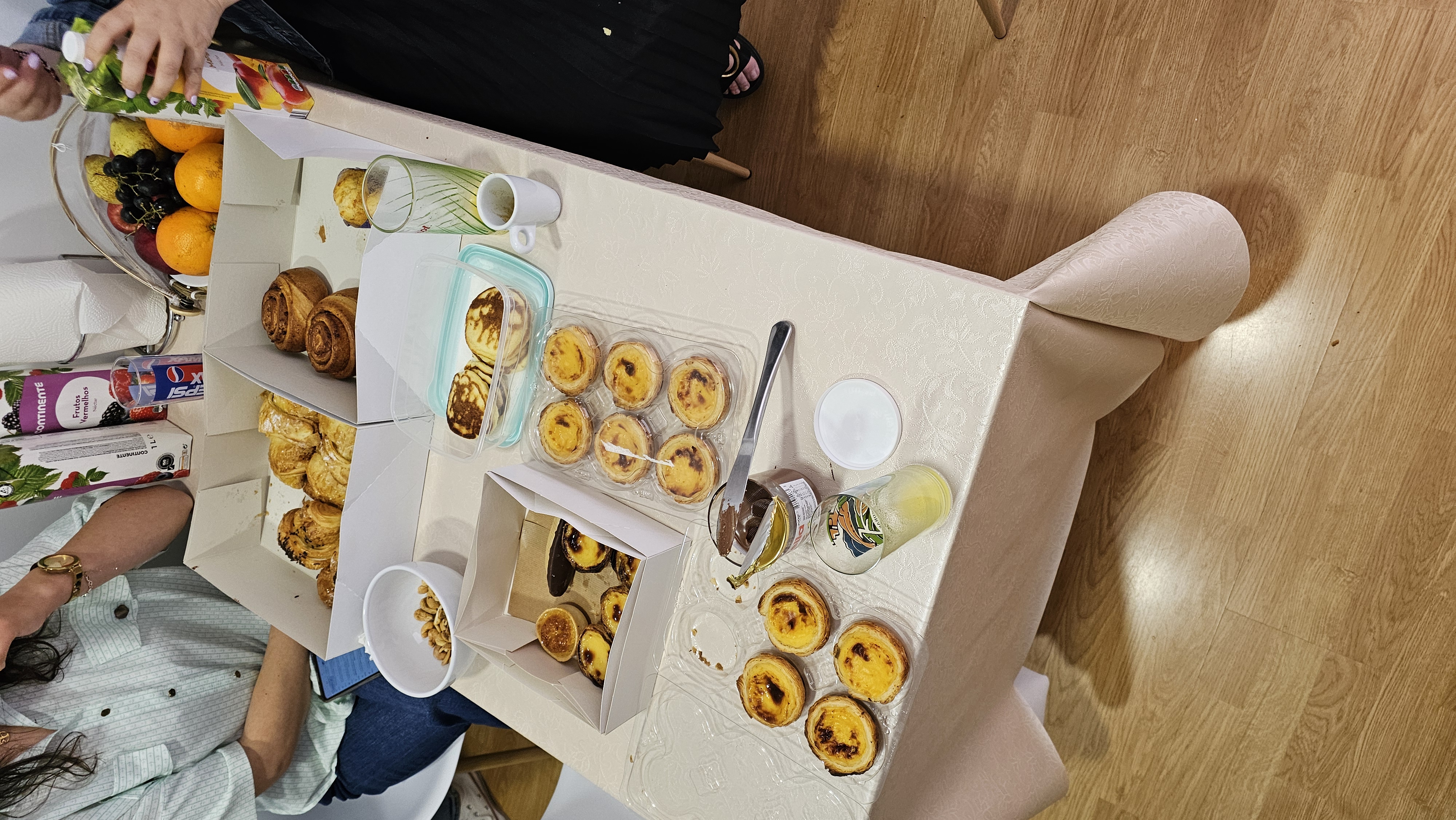 Pequeno-almoço — mesa com pastéis de nata, croissants e fruta