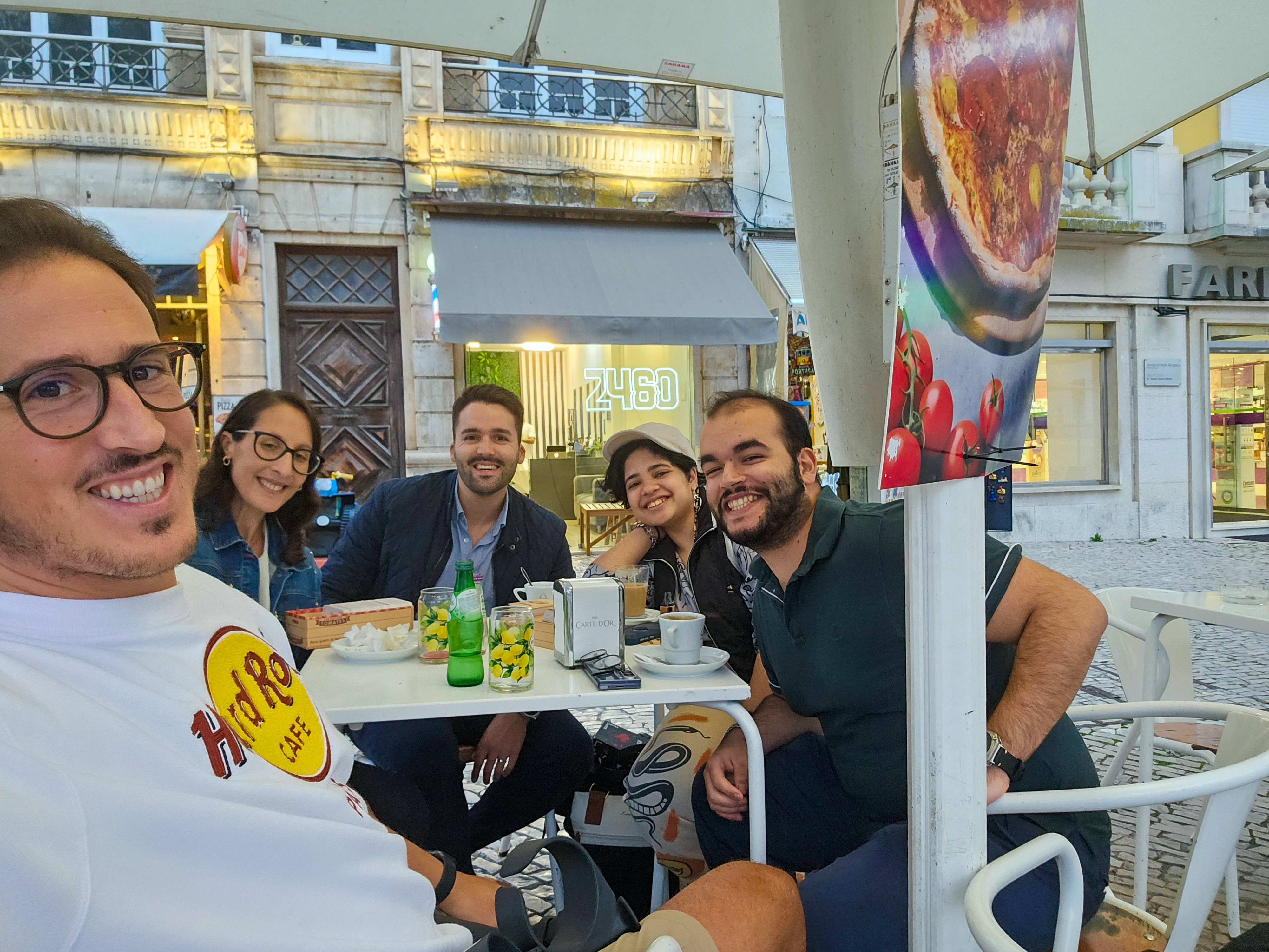 Café ao fim do dia — esplanada com o 2460 ao fundo