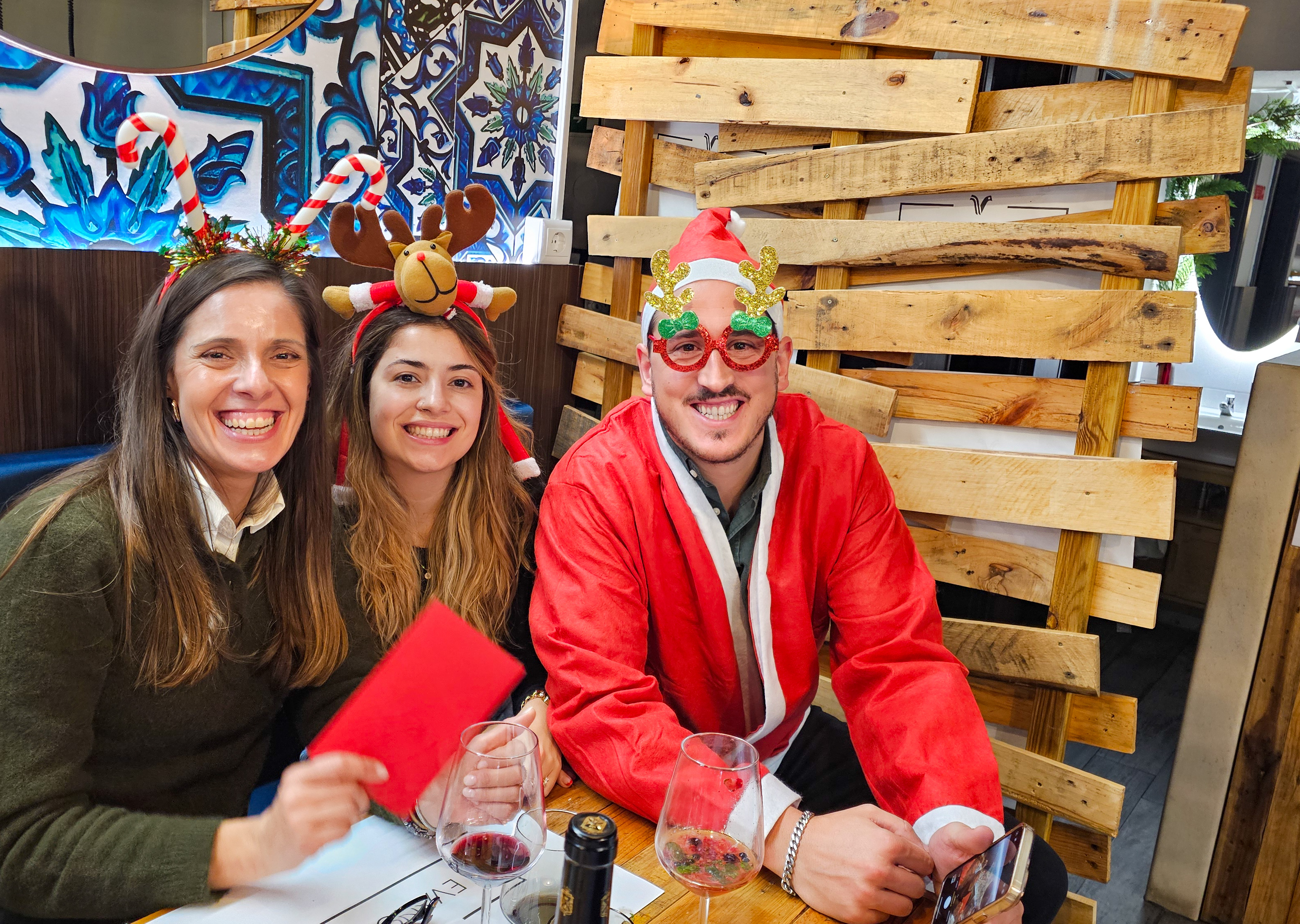 Jantar de Natal 2025 — três membros com fantasia de Pai Natal e renas
