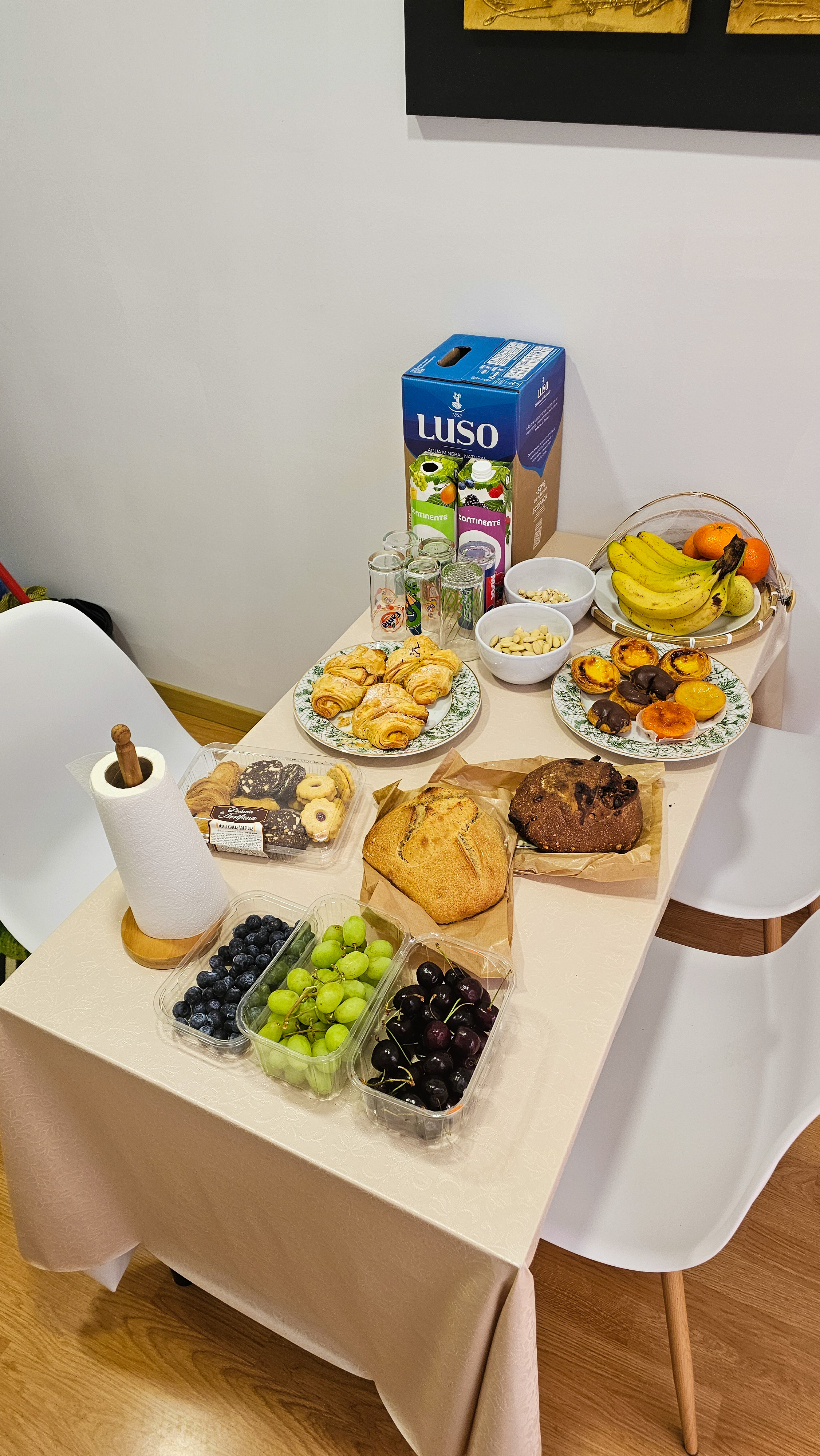 Pequeno-almoço fevereiro 2026 — mesa farta com frutas, pastéis, croissants e bolo