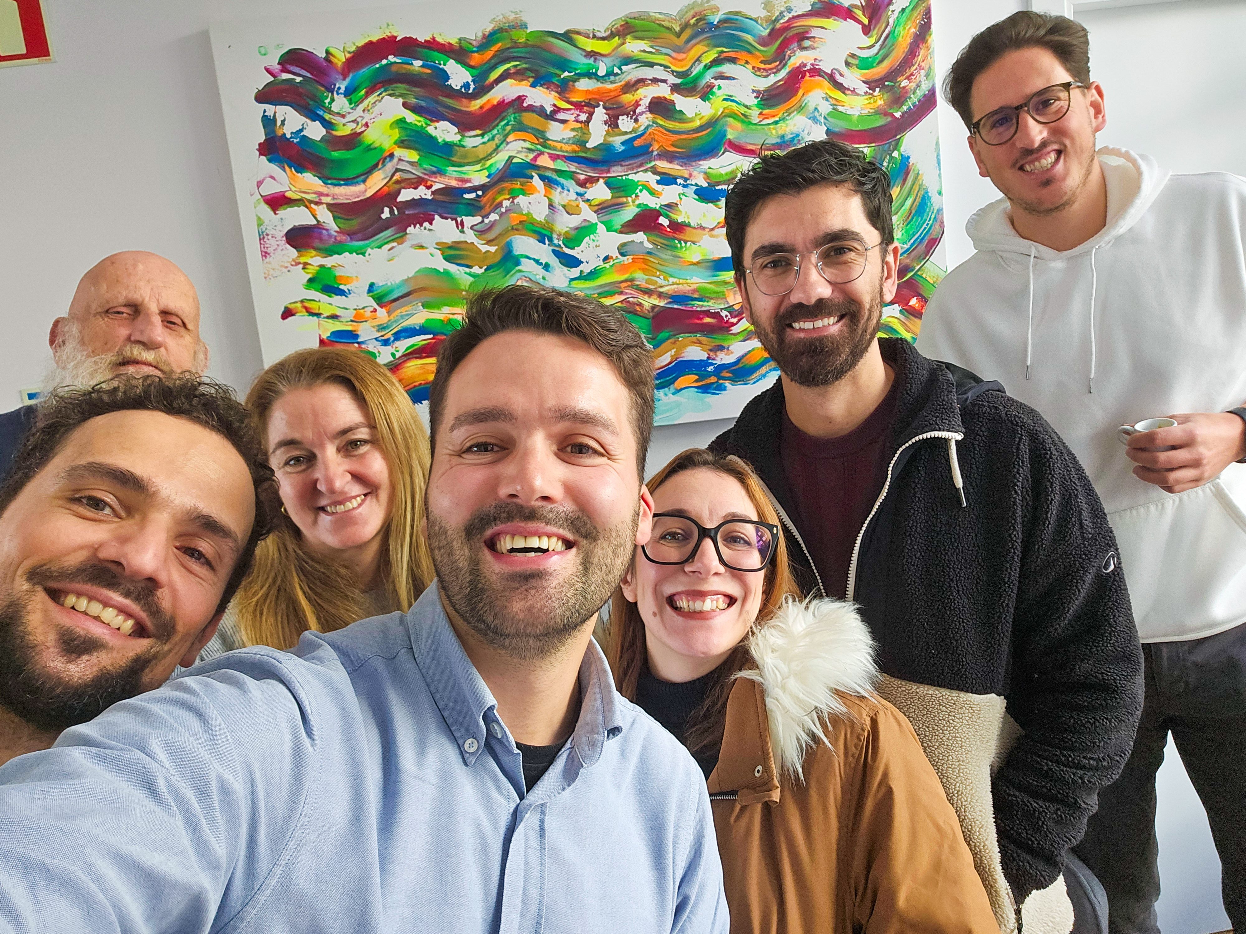 Pequeno-almoço fevereiro 2026 — grupo de 7 membros animados com quadro colorido ao fundo