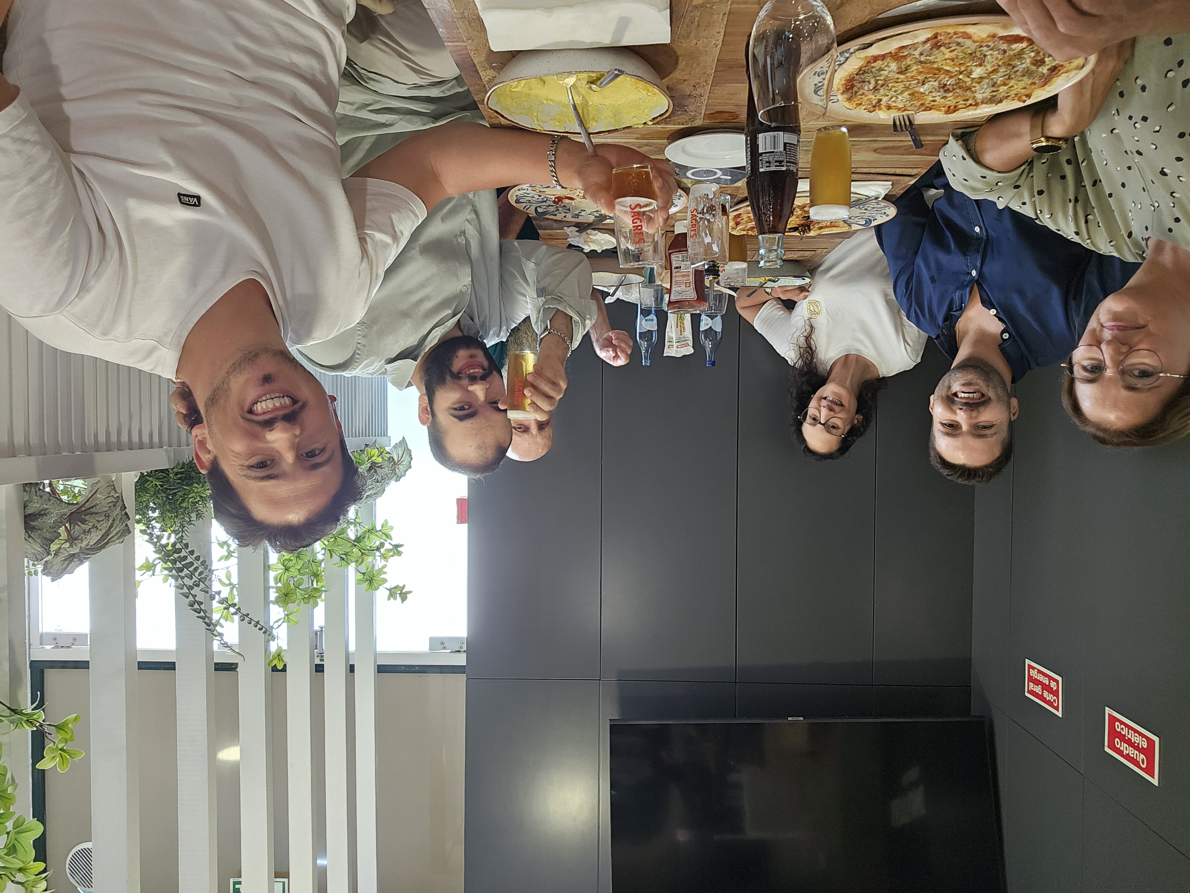 Almoço junho 2026 — grupo de 6 membros com pizzas e cervejas