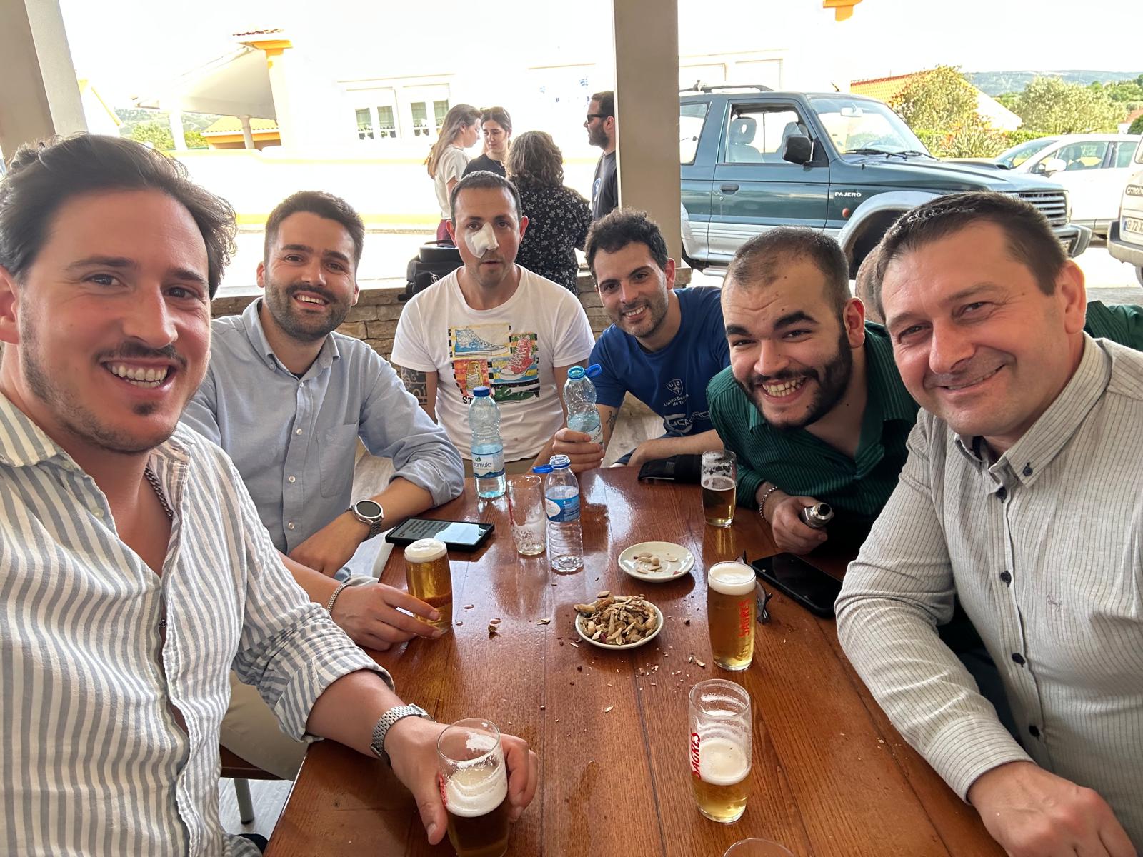 Almoço de coworkers — grupo de seis membros na esplanada