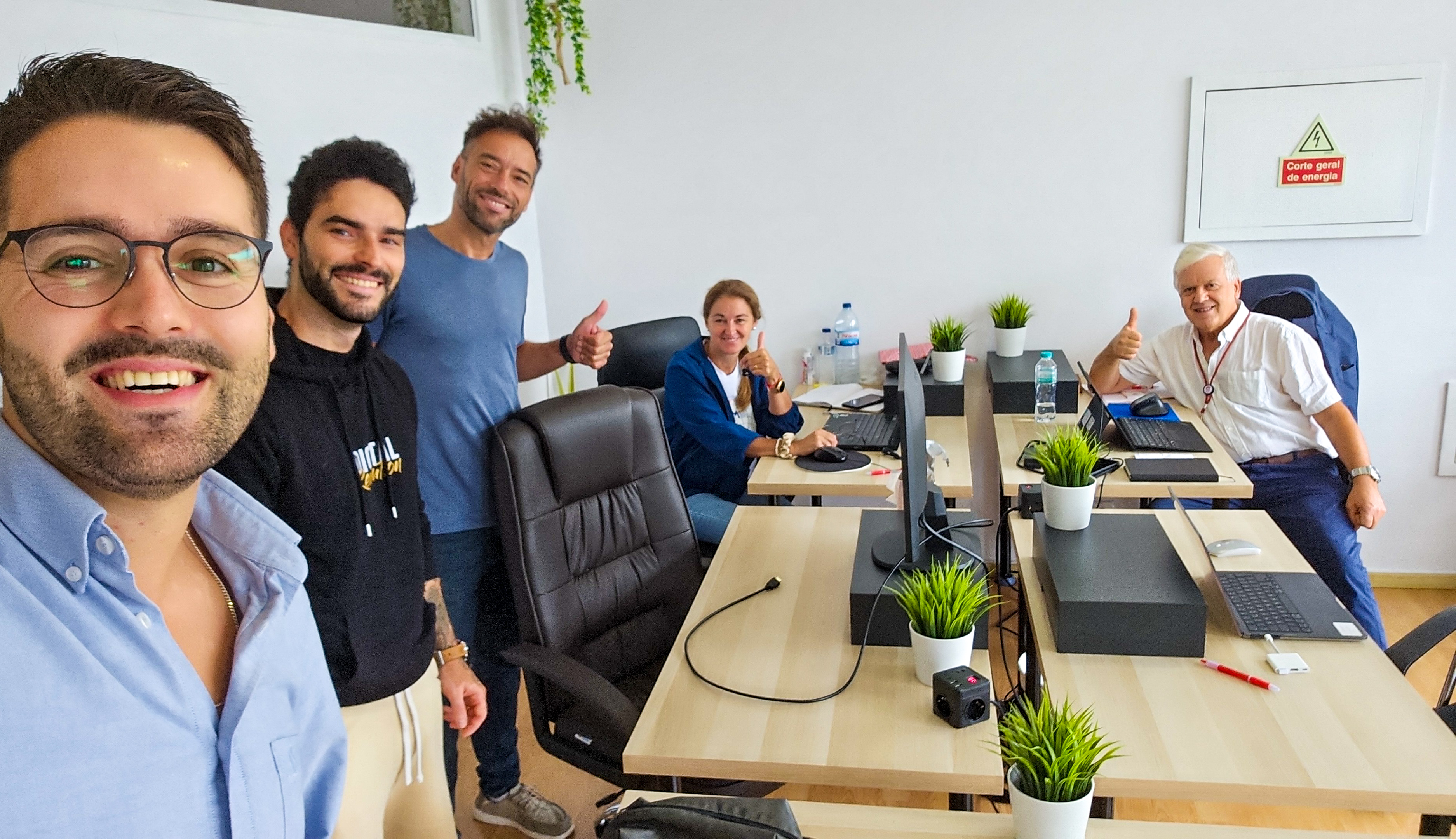 Dia de trabalho julho 2025 — cinco membros no open space com polegarazul