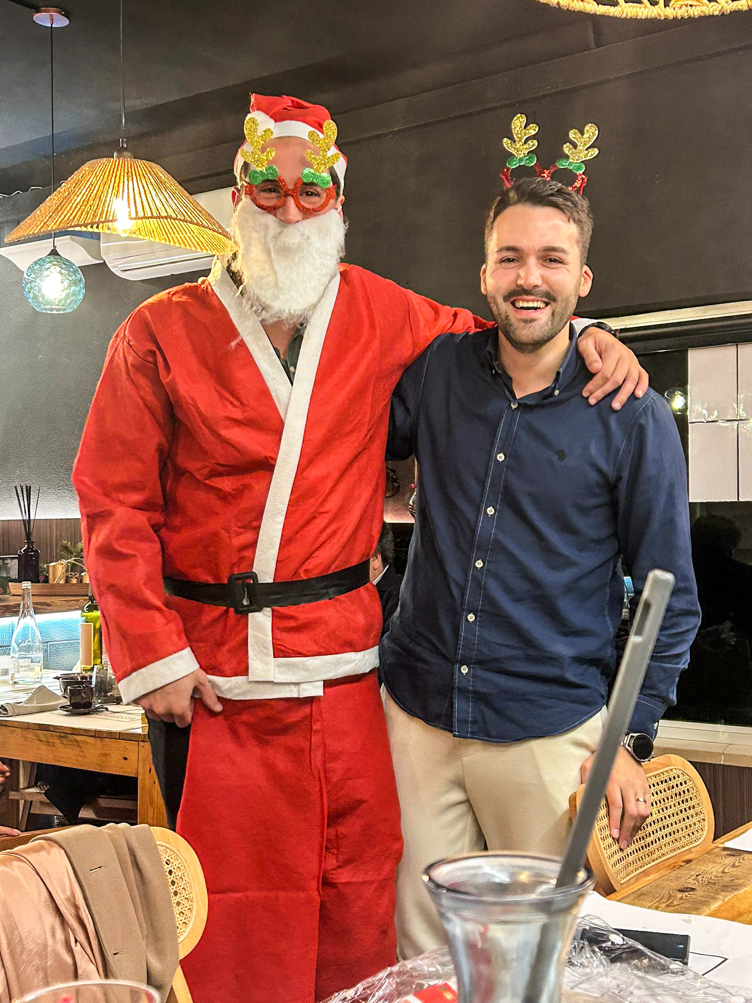 Jantar de Natal 2025 — Pai Natal com membro no restaurante