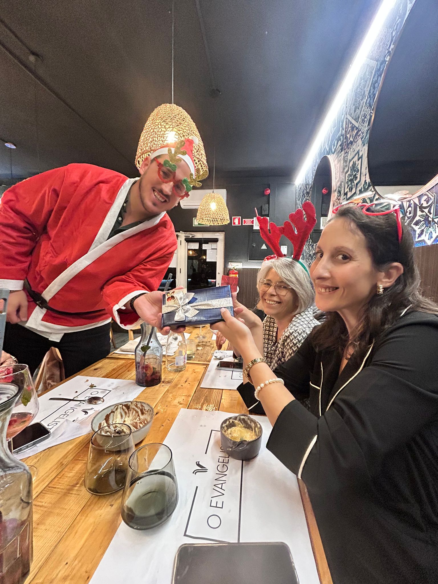 Jantar de Natal 2025 — Pai Natal a oferecer presente a membro