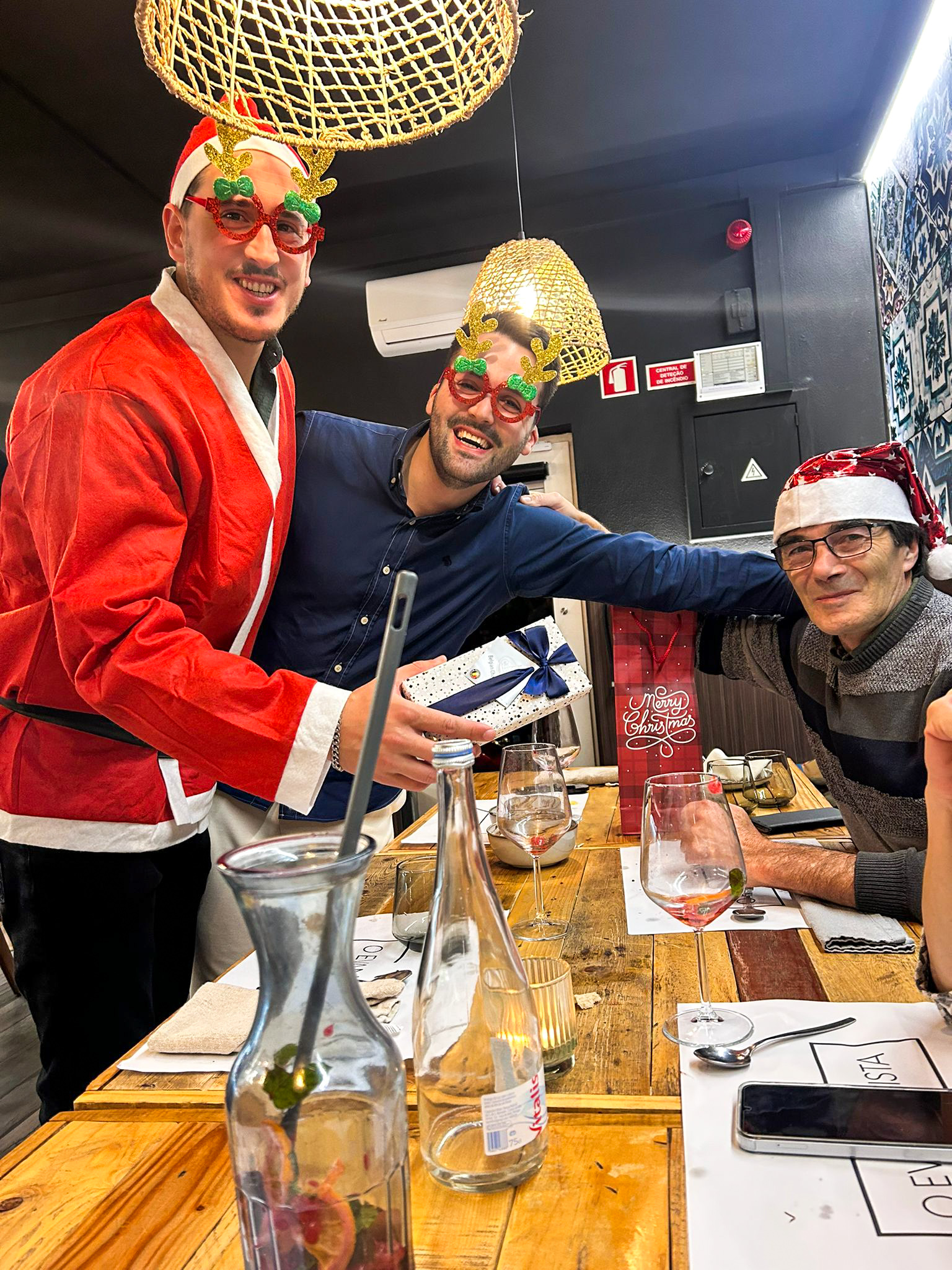 Jantar de Natal 2025 — Pai Natal a entregar prenda a dois membros