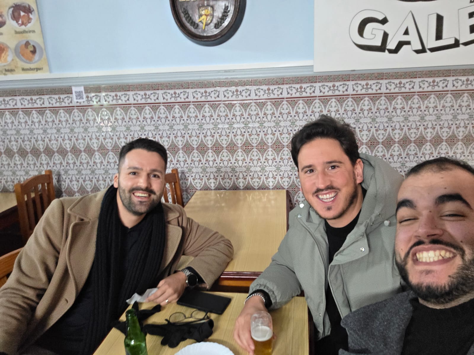 Almoço dezembro 2025 — três membros no restaurante Galeria
