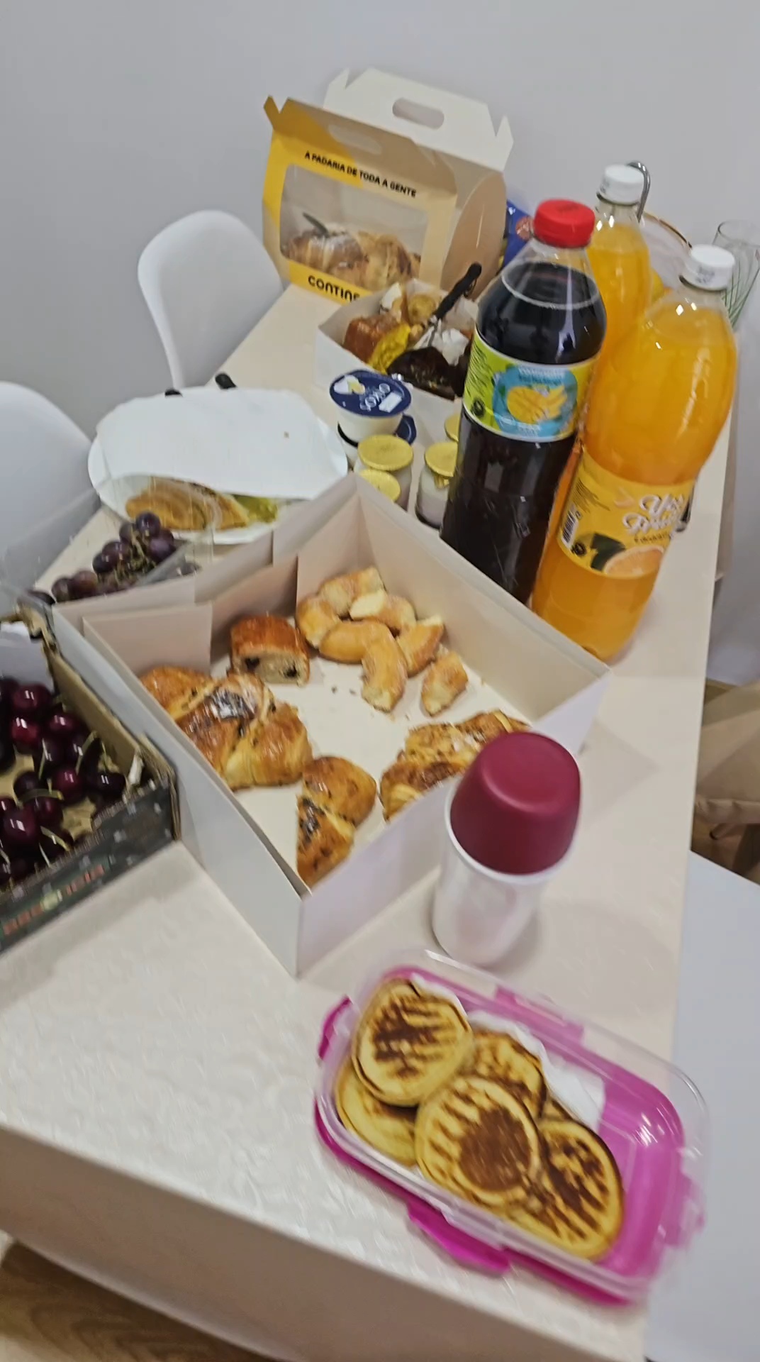 Pequeno-almoço junho 2025 — mesa com croissants, broas, cerejas e sumos